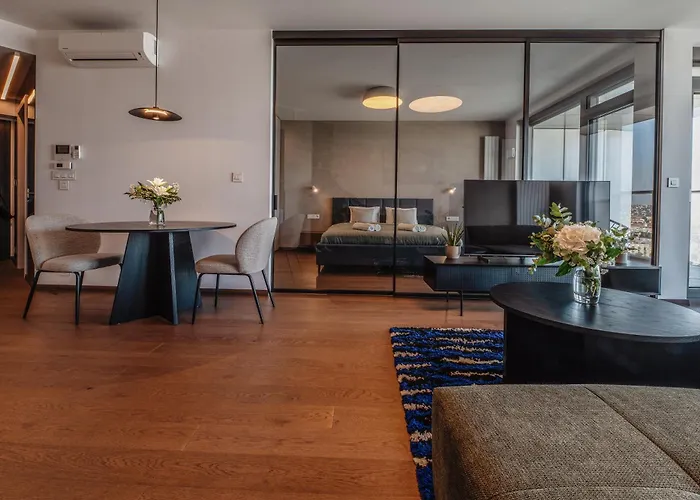 Premium Suite, River & Old Town View,Free Parking